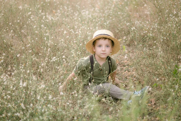 Kleiner Junge Mit Strohhut Park Sommer Bei Sonnenuntergang — Stockfoto