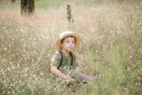 Kleiner Junge Mit Strohhut Park Sommer Bei Sonnenuntergang — Stockfoto