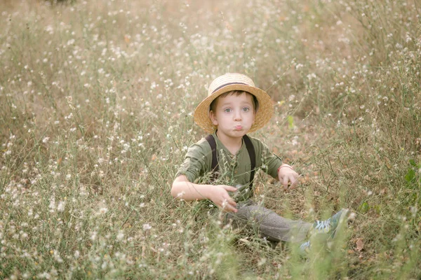 Liten Pojke Halm Hatt Parken Sommaren Vid Solnedgången — Stockfoto