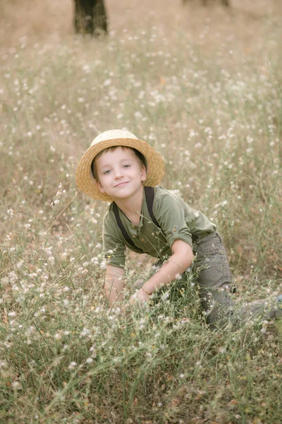 Liten Pojke Halm Hatt Parken Sommaren Vid Solnedgången — Stockfoto