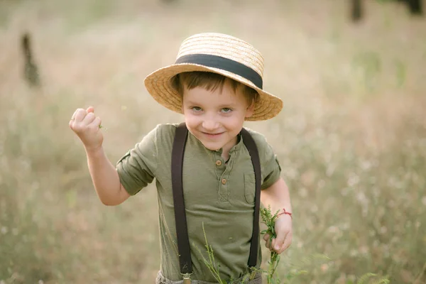 Niño Sombrero Paja Parque Verano Atardecer —  Fotos de Stock