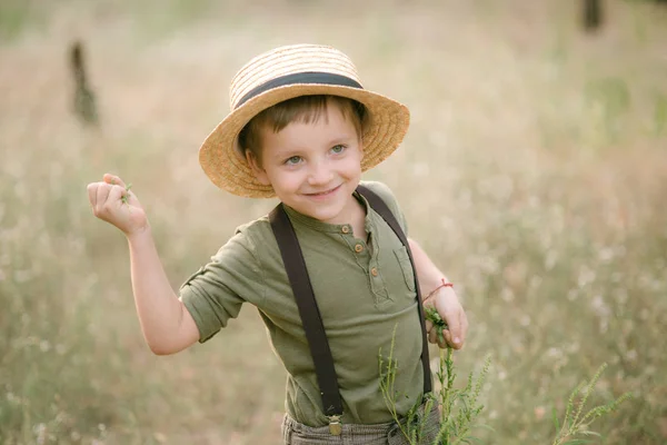 Niño Sombrero Paja Parque Verano Atardecer —  Fotos de Stock