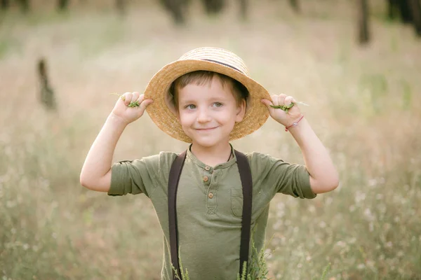 Liten Pojke Halm Hatt Parken Sommaren Vid Solnedgången — Stockfoto