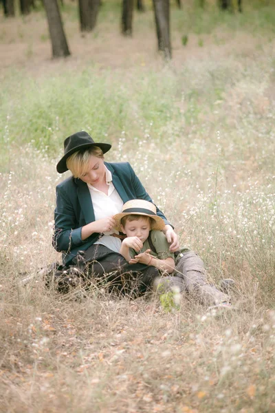 Niño Con Sombrero Madre Parque Verano Atardecer —  Fotos de Stock