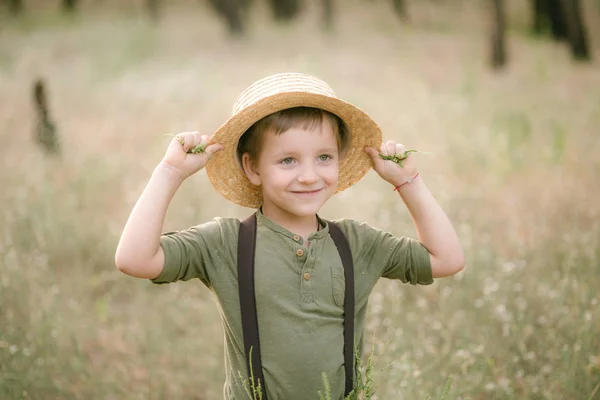 Mały Chłopiec Słomkowym Kapeluszu Parku Lecie Zachodzie Słońca — Zdjęcie stockowe