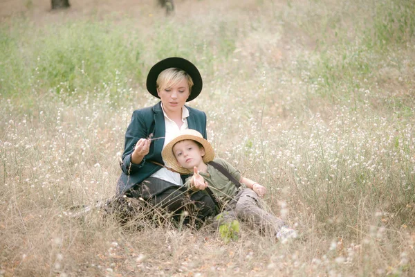 Niño Con Sombrero Madre Parque Verano Atardecer —  Fotos de Stock