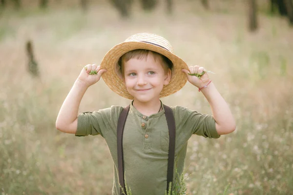 Ragazzino Con Cappello Paglia Nel Parco Estate Tramonto — Foto Stock