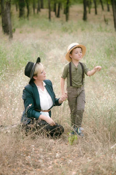 Kleiner Junge Mit Hut Und Seine Mutter Sommer Bei Sonnenuntergang — Stockfoto