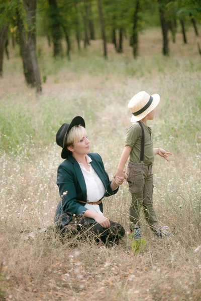 夏天日落时分 戴帽子的小男孩和他妈妈在公园里 — 图库照片