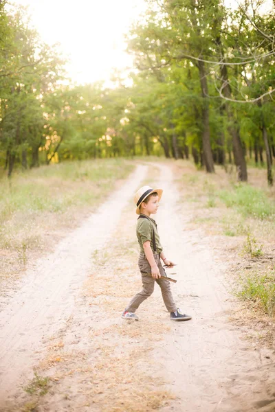 Kleiner Junge Mit Strohhut Park Sommer Bei Sonnenuntergang — Stockfoto