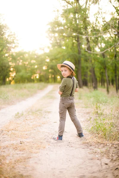 Malý Chlapec Slaměném Klobouku Parku Létě Při Západu Slunce — Stock fotografie