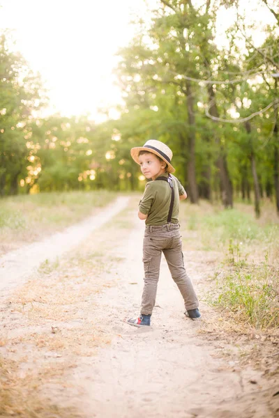 Mały Chłopiec Słomkowym Kapeluszu Parku Lecie Zachodzie Słońca — Zdjęcie stockowe