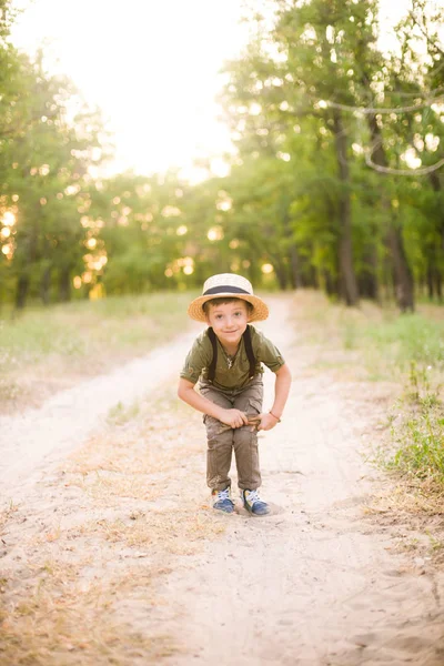 Маленький Мальчик Шляпе Мама Парке Летом Закате — стоковое фото