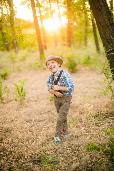 Kleine Jongen Een Hoed Het Park Zomer Bij Zonsondergang — Stockfoto