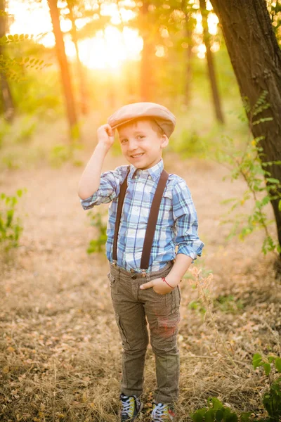 Kleine Jongen Een Hoed Het Park Zomer Bij Zonsondergang — Stockfoto