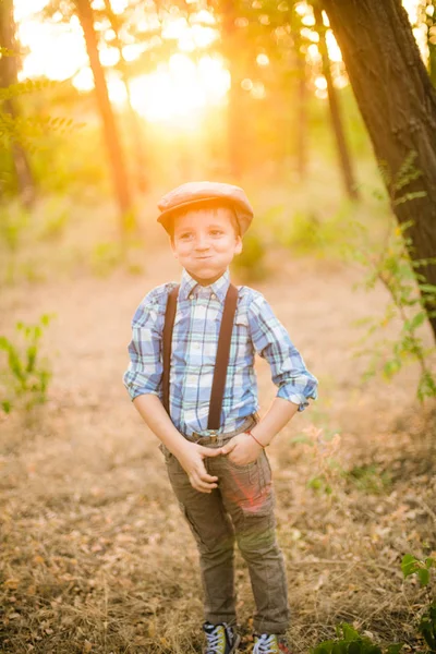 Petit Garçon Dans Chapeau Dans Parc Été Coucher Soleil — Photo