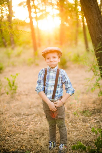 Kleiner Junge Mit Hut Park Sommer Bei Sonnenuntergang — Stockfoto
