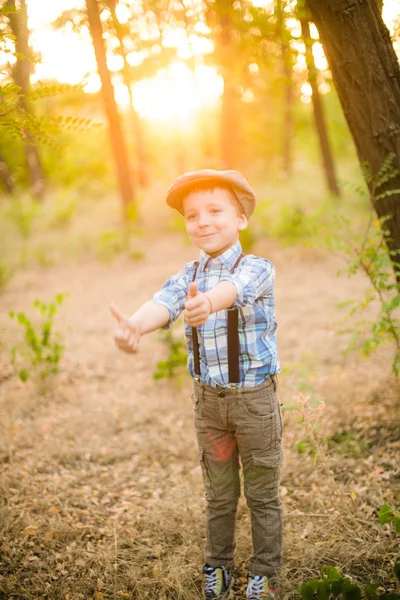 Menino Chapéu Parque Verão Pôr Sol — Fotografia de Stock