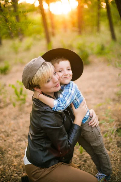 Little Boy Hat His Mom Park Summer Sunset — Stock Photo, Image