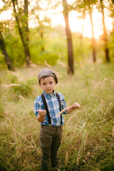 Yaz Aylarında Parkta Bir Şapkalı Küçük Çocuk Gün Batımı — Stok fotoğraf