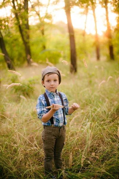 Niño Sombrero Parque Verano Atardecer —  Fotos de Stock