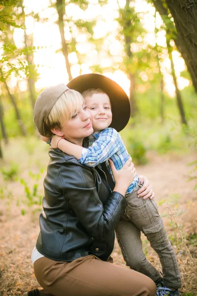 Little Boy Hat His Mom Park Summer Sunset — Stock Photo, Image