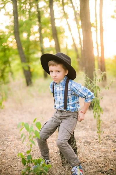 Kleine Jongen Een Hoed Het Park Zomer Bij Zonsondergang — Stockfoto