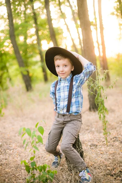 Niño Sombrero Parque Verano Atardecer —  Fotos de Stock