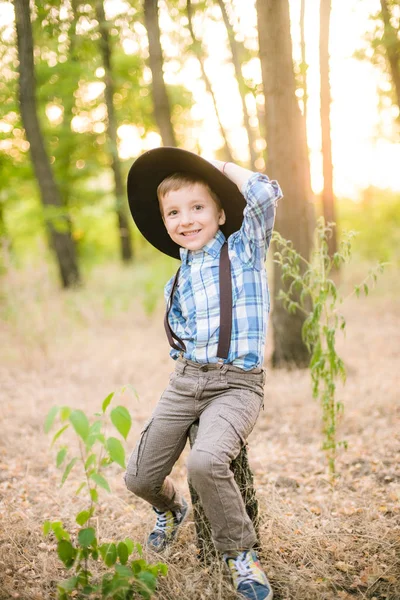 Niño Sombrero Parque Verano Atardecer —  Fotos de Stock