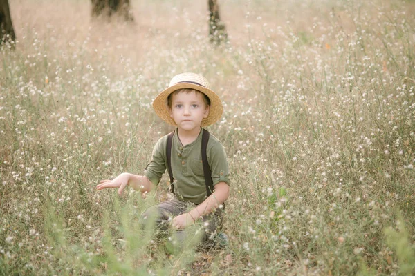 Niño Sombrero Paja Parque Verano Atardecer —  Fotos de Stock