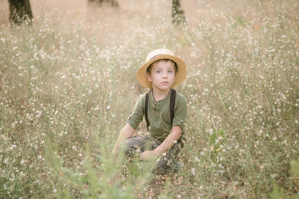 Niño Sombrero Paja Parque Verano Atardecer —  Fotos de Stock