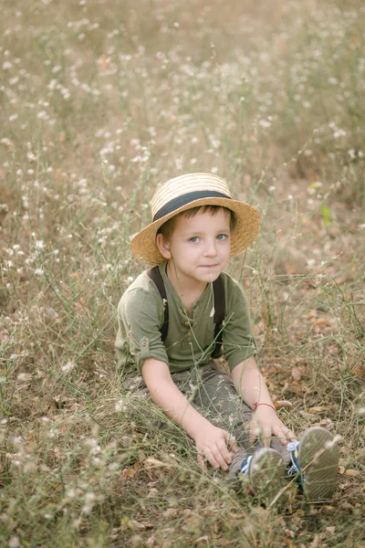 Niño Sombrero Paja Parque Verano Atardecer —  Fotos de Stock