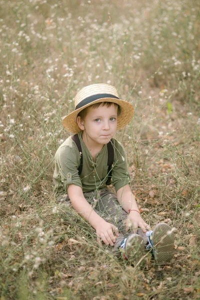 Niño Sombrero Paja Parque Verano Atardecer —  Fotos de Stock