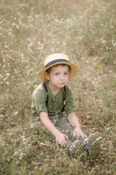 Niño Sombrero Paja Parque Verano Atardecer —  Fotos de Stock