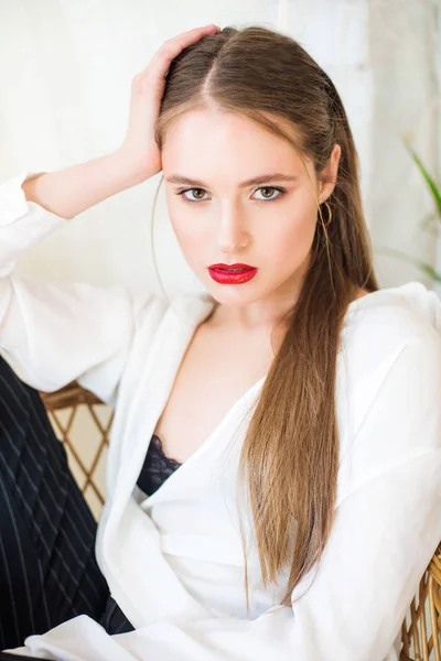 Atraktivní Dívčí Model Make Upem Dlouhými Vlasy Které Spočívají Proutěném — Stock fotografie