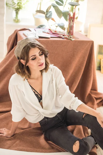 Attraktive Künstlerin Mit Dunklen Haaren Sitzt Auf Dem Boden Einem — Stockfoto