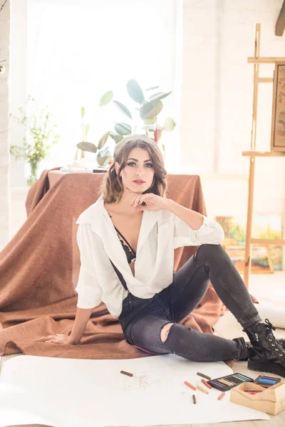 Attractive Female Artist Dark Hair Sits Floor Studio Surrounded Pastel — Stock Photo, Image