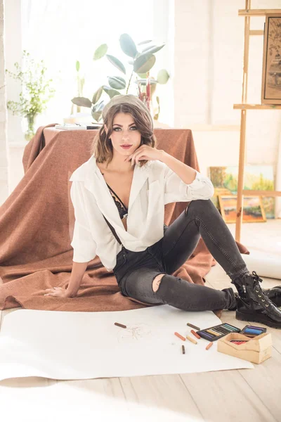 Attractive Female Artist Dark Hair Sits Floor Studio Surrounded Pastel — Stock Photo, Image