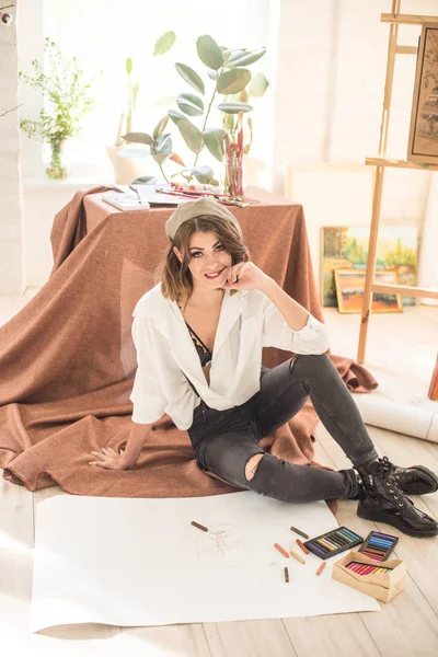 Aantrekkelijke Vrouwelijke Kunstenaar Met Donker Haar Zit Vloer Een Studio — Stockfoto