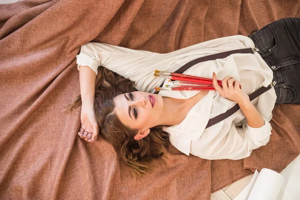 Atractivo Artista Chica Con Pelo Oscuro Con Cepillos Mano Encuentra — Foto de Stock