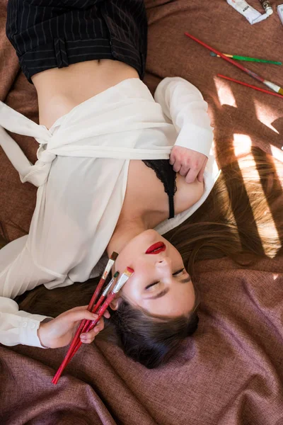 Artista Menina Atraente Com Cabelos Longos Com Escovas Mão Encontra — Fotografia de Stock