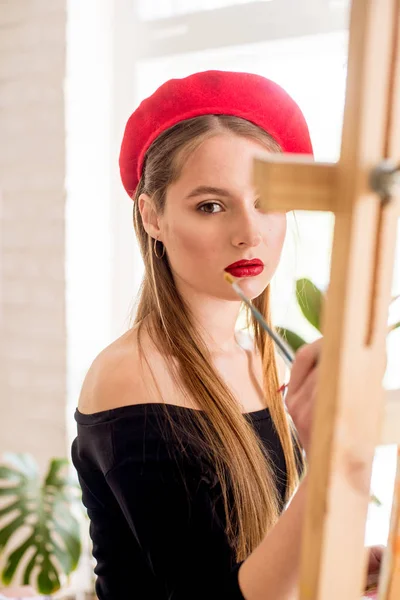 Attrayant Artiste Fille Aux Cheveux Longs Béret Rouge Peint Sur — Photo