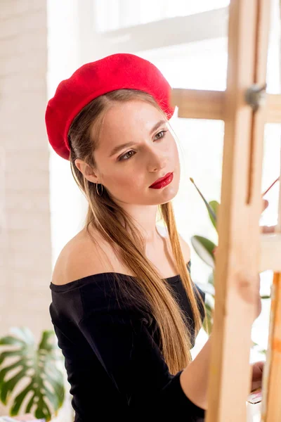 Attrayant Artiste Fille Aux Cheveux Longs Béret Rouge Peint Sur — Photo