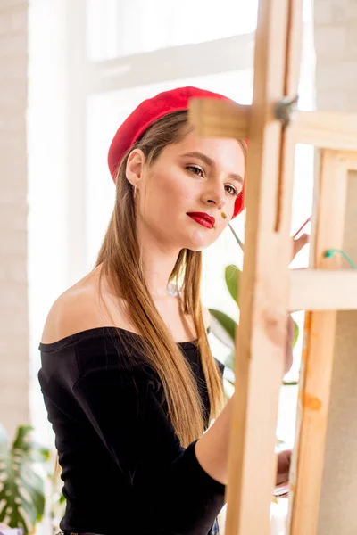 Atractiva Artista Chica Con Pelo Largo Boina Roja Pinta Caballete — Foto de Stock