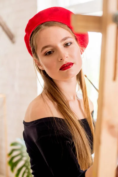 Attrayant Artiste Fille Aux Cheveux Longs Béret Rouge Peint Sur — Photo