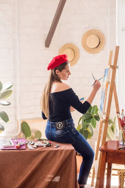Atractiva Artista Chica Con Pelo Largo Boina Roja Pinta Caballete — Foto de Stock