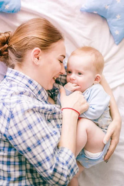 Retrato Hermosa Mamá Camisa Jeans Azules Jugando Con Bebé Dormitorio —  Fotos de Stock