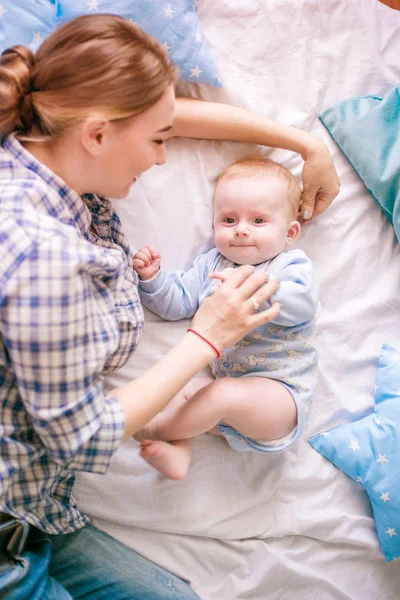 Retrato Hermosa Mamá Camisa Jeans Azules Jugando Con Bebé Dormitorio — Foto de Stock