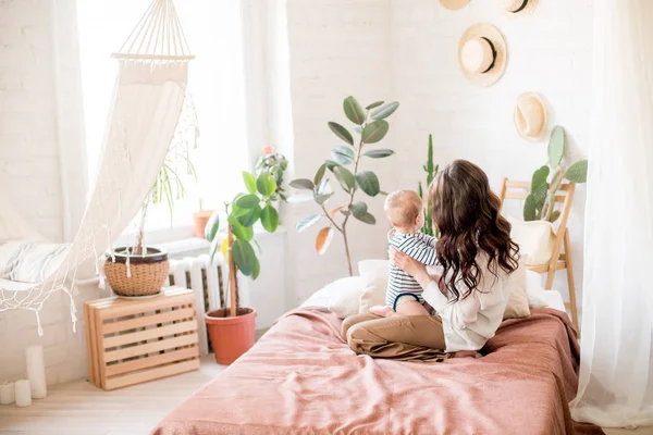 Beautiful Young Mother Long Dark Hair Homely Comfortable Clothes Plays — Stock Photo, Image