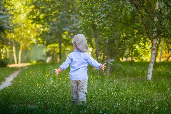 Ragazzino Con Capelli Biondi Berretto Camicia Blu Estate Campo Con — Foto Stock